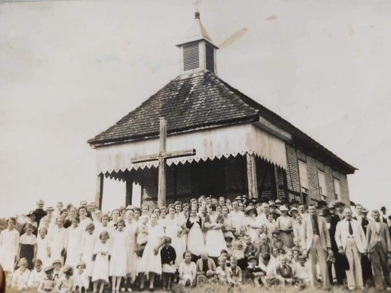 Antiga igreja, antes da atual. Construída por José Wamser com o auxílio de Leonard Barth.