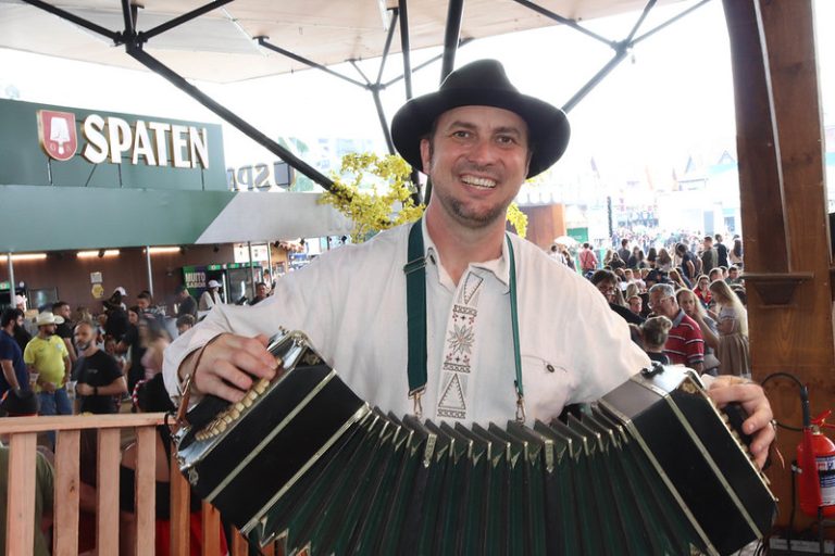 Encontro de Bandoneon destaca tradição da música germânica na 41ª Oktoberfest Blumenau