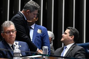Relator da proposta na CCJ, Rogério Carvalho conversa com o presidente do Senado, Davi Alcolumbre. Foto: Carlos Moura/Agência Senado
