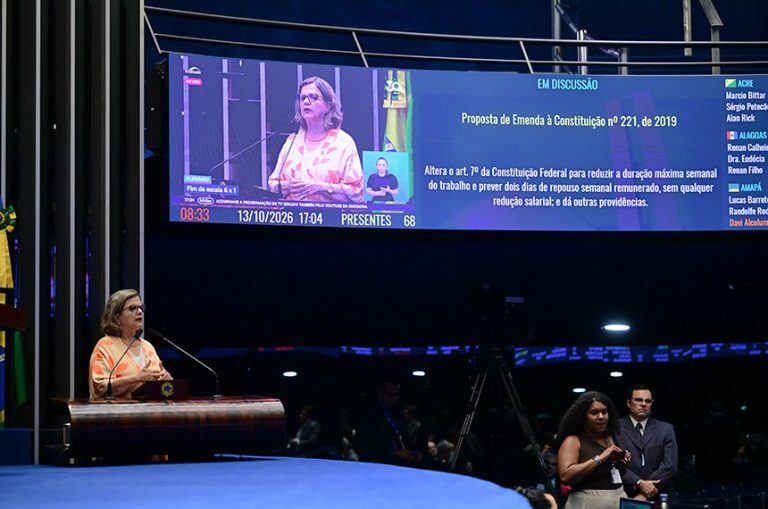 A líder do governo, Teresa Leitão, defende da tribuna a aprovação da PEC. Foto: Ton Molina/Agência Senado