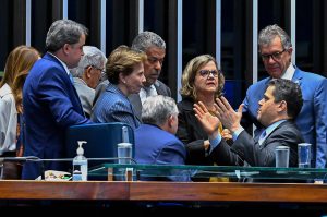Davi Alcolumbre (à dir.) conversa com Teresa Leitão (3ª à dir.) e outros senadores durante a sessão. Foto: Waldemir Barreto/Agência Senado