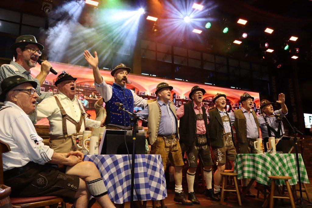 Velhos Camaradas levam tradição e confraternização à Oktoberfest Blumenau