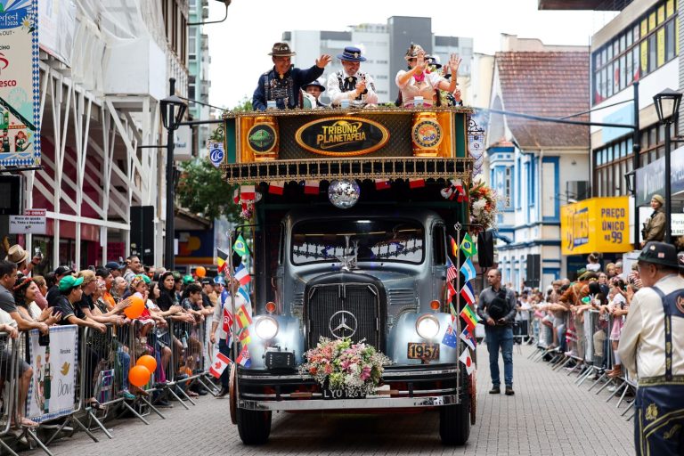 Em Blumenau, Jorginho Mello destaca a força e a tradição da Oktoberfest como vitrine de Santa Catarina para o país